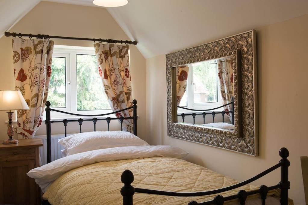Hadleigh  Meddlars A Historic Cottage On The Countryside Edge Of A Vibrant Market Town מראה חיצוני תמונה